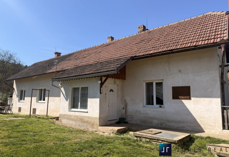 pohled na dům ze dvora 1