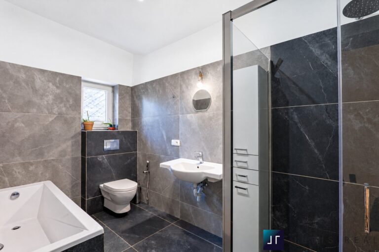 46_Bathroom_01