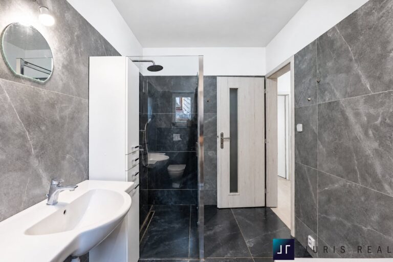 47_Bathroom_02